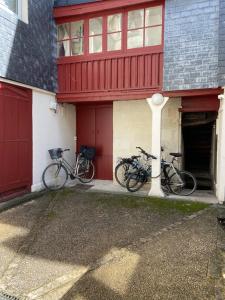 La Scellerie, le charme au cœur de Tours في تور: اثنين من الدراجات متوقفة أمام المبنى