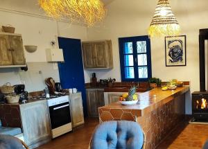 una cucina con isola al centro di una stanza di Dar Gitta & Wood El Haouaria a El Haouaria