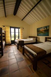 um quarto com três camas num quarto em Tiuma Park em Marsella