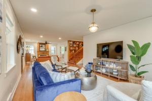 Μια τηλεόραση ή/και κέντρο ψυχαγωγίας στο Fayetteville Home about 2 Blocks to Dickson Street!