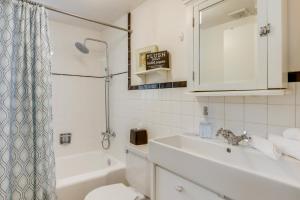 Ένα μπάνιο στο Fayetteville Home about 2 Blocks to Dickson Street! +33 φωτογραφίες