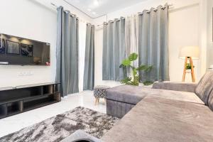 Televisyen dan/atau pusat hiburan di Newly done 1 BHK in Main Kharadi - Anandkunj