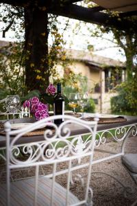 A garden outside Ca' le cerque, villa surrounded by the Marche nature