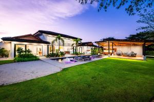 Κήπος έξω από το Beachside Bliss 4BR Lux Villa, Pool, Terrace, Golf