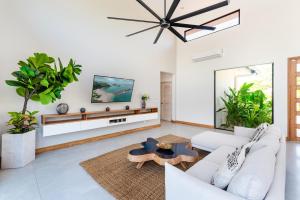 Μια τηλεόραση ή/και κέντρο ψυχαγωγίας στο Beachside Bliss 4BR Lux Villa, Pool, Terrace, Golf