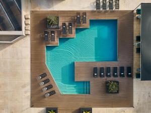 an overhead view of a swimming pool with benches and chairs at Hyatt Regency Merida in Mérida