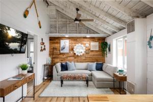 Ruang duduk di The Bryan Lake Hideaway