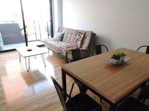 una sala de estar con un sofá y una mesa en Mijaus - Belgrano Duplex 4B, en Buenos Aires