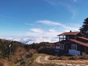 a building on the side of a mountain with a view at Chalé no mar de nuvens - Serra da bocaina in São José do Barreiro