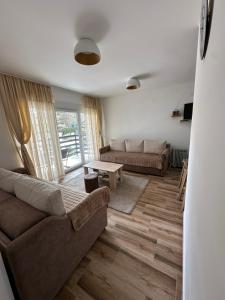 un soggiorno con un divano e un tavolo di Apartman Jelica Divčibare a Divčibare