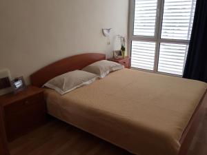 Un dormitorio con una cama grande y una ventana. en Elit Sunny Beach, en Sunny Beach