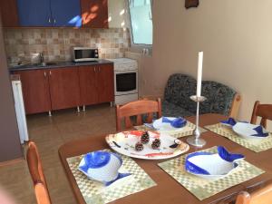 comedor con mesa y plato de comida en Elit Sunny Beach, en Sunny Beach