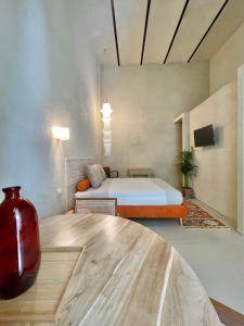 a bedroom with a bed and a table in a room at FUTURA ROOM&RELAX in Termoli