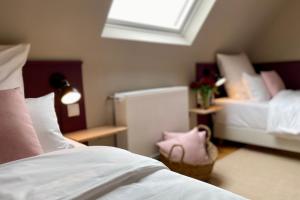 een slaapkamer met twee bedden en een roze varkentje als speelgoed bij Das Winzereck - 4 Sterne Ferienhaus in der Südpfalz in Ranschbach