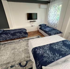 コトルにあるApartman Glorijaのベッド2台と薄型テレビ付きの部屋 +24枚の写真