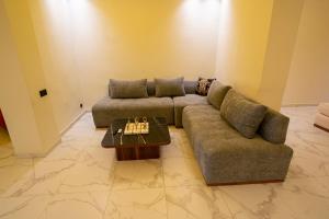 sala de estar con sofá y tablero de ajedrez en Le Rio Appart-Hotel City Center en Tánger