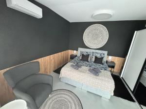 sypialnia z łóżkiem i krzesłem w obiekcie Apartament Przy Baryczy Milicz w mieście Milicz
