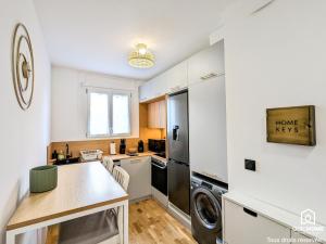 a kitchen with a washer and dryer at L'Impressionniste - Spacieux - Lumineux - Central in Orléans
