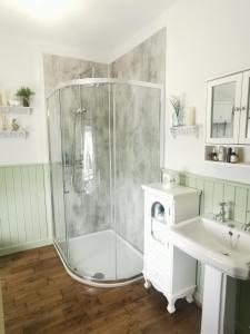 Christie's Cottage في Dungiven: حمام مع دش ومغسلة