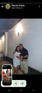 Una foto de un hombre y una mujer abrazándose en Casa Hospedaje San Miguel, en Trujillo