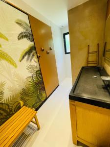 Una habitación con un escritorio y un banco y una puerta. en Villa Dune & Océan, en Labenne