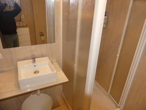 Phòng tắm tại Alquilar apartamento Algeciras centro piso fibra wifi aire acondicionado