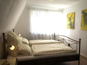 2 Betten in einem Schlafzimmer mit Fenster in der Unterkunft Ferienwohnung Richtermühle in Saupsdorf