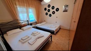 2 aparte bedden in een kamer met een raam bij Compass in Kavala