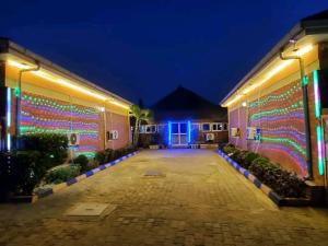 um edifício com luzes de lado à noite em Tulba Hotel and Residences em Juba