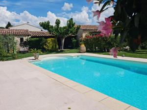 een zwembad voor een huis bij Petit gite de Provence in Mazan