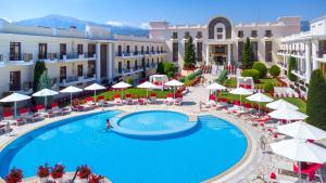 una vista sulla piscina di un hotel di Epirus Palace Congress & Spa a Ioannina