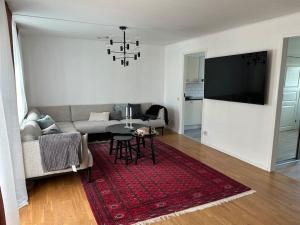 赫爾辛堡的住宿－Radhus i Ramlösa, Helsingborg，客厅配有沙发和桌子