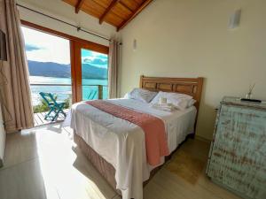 Uma cama ou camas num quarto em Bela casa c/ vista privilegiada, à 1km da Ilha das Cabras
