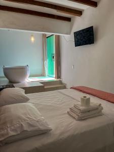 um quarto com uma cama com um lavatório e uma janela em Bela casa c/ vista privilegiada, à 1km da Ilha das Cabras em Ilhabela
