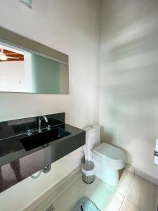 uma casa de banho com um lavatório e um WC em Bela casa c/ vista privilegiada, à 1km da Ilha das Cabras em Ilhabela