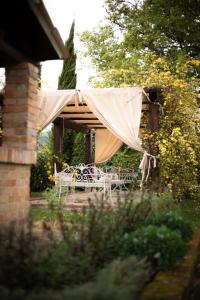 A garden outside Ca' le cerque, villa surrounded by the Marche nature