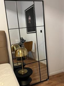 um espelho num quarto com uma cama e uma cadeira em Studios Ani em Split