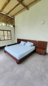 a bedroom with a large bed in a room at Casa Kiwi Jungle Lodge in San Francisco