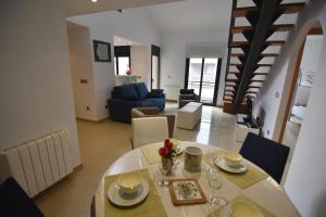 uma sala de estar com uma mesa de jantar e uma sala de estar em RNET Apartments Roses Duplex Granada em Roses