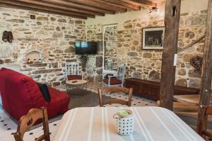 TV a/nebo společenská místnost v ubytování Gîte Peyré - Michel & Geneviève + 17 fotografií