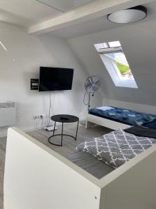 Televisyen dan/atau pusat hiburan di Angenehme Rooftop Suite in Unterheinriet