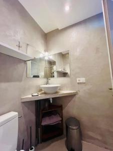 une salle de bains avec lavabo et toilettes dans l'établissement Studio, piscine, parking, à Saint-Tropez
