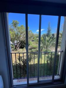 une fenêtre avec vue sur un champ et des arbres dans l'établissement Studio, piscine, parking, à Saint-Tropez