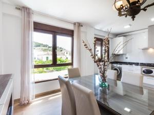 a dining room with a glass table and white chairs at Casa huerta maria in Chite