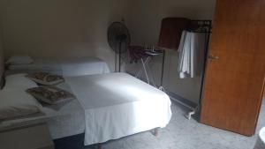 una camera con letto bianco e ventilatore di Rincón Colombiano a Yerba Buena