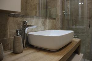 un bagno con un lavandino bianco e una doccia di Felix Grado a Grado-Pineta
