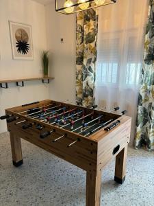 uma mesa de matraquilhos em madeira num quarto em Villa Paraiso em Cazalegas