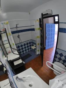 une salle de bain avec un lavabo, une douche et un miroir dans l'établissement Casa Rural La Casa De Maita, à Encinas Reales