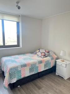 a bedroom with a bed and a window at Departamento Nuevo en Reñaca full equipado in Viña del Mar