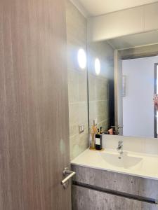 a bathroom with a sink and a mirror at Departamento Nuevo en Reñaca full equipado in Viña del Mar